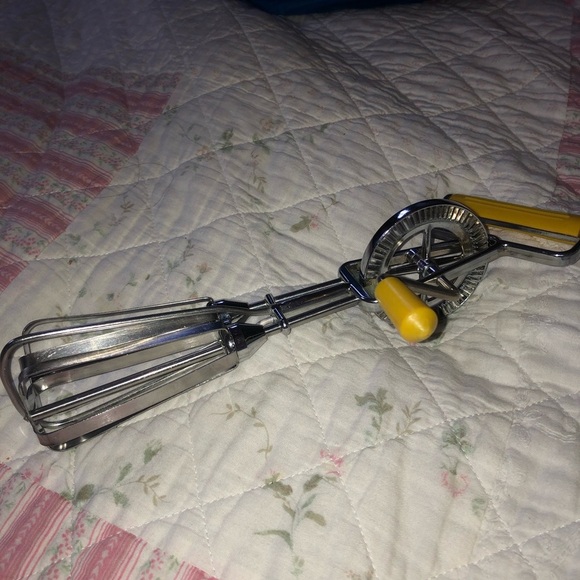 Vintage Handheld Egg Beater with Yellow Handle, off -grid- camping- used - Picture 8 of 8